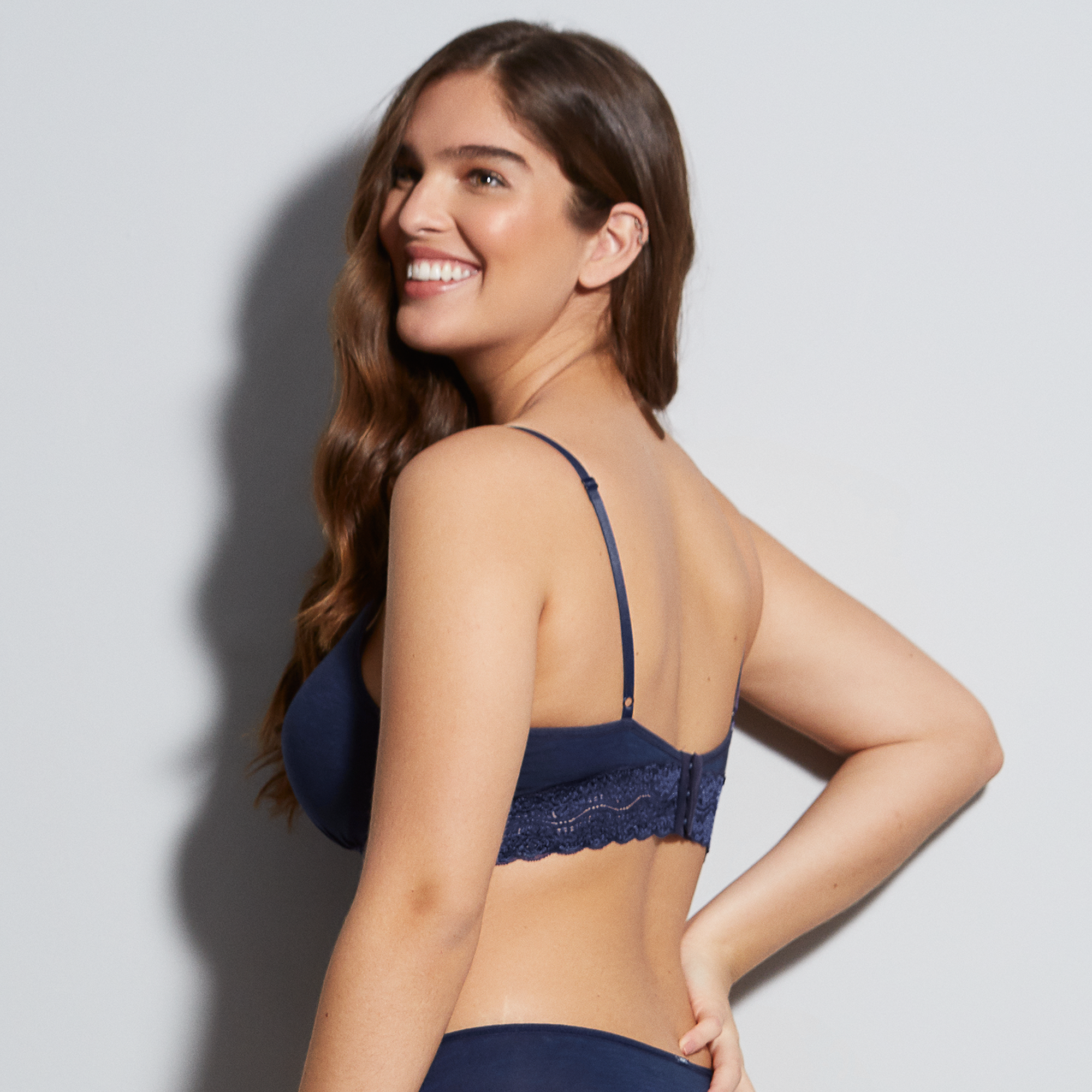LACE WIRELESS BRALETTE - 28320 – The BFF Company